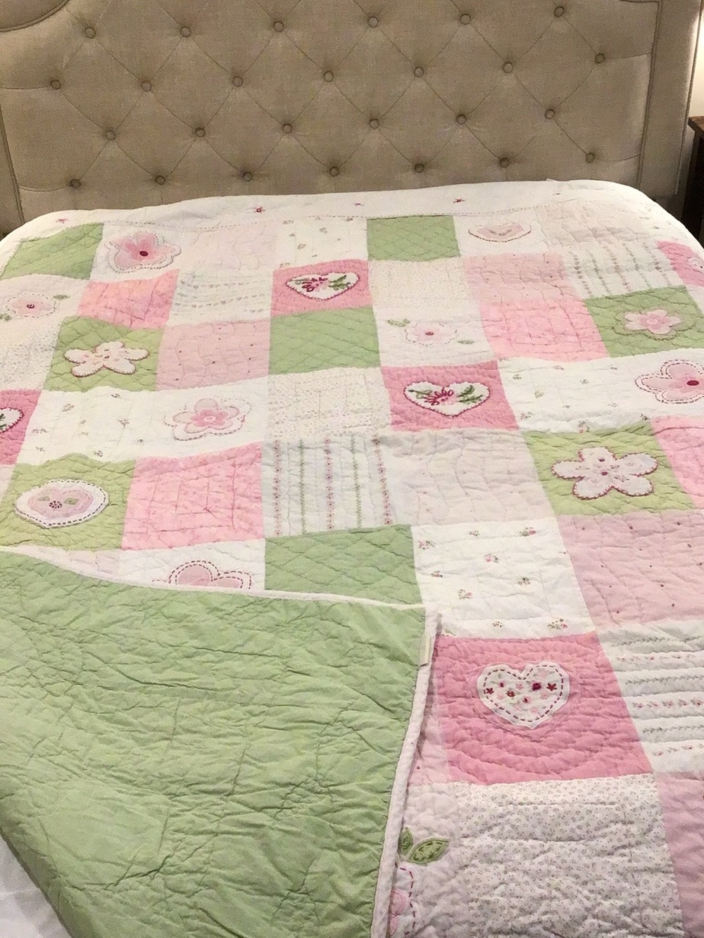 BEAUTIFUL Pottery Barn Kids reversible patchwork/solid quilt bedspread w/flowers